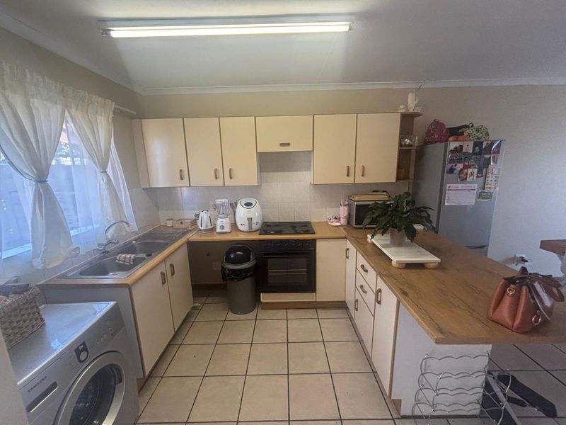 Townhouse for Sale in Secure Complex in Garsfontein. - Photo 5