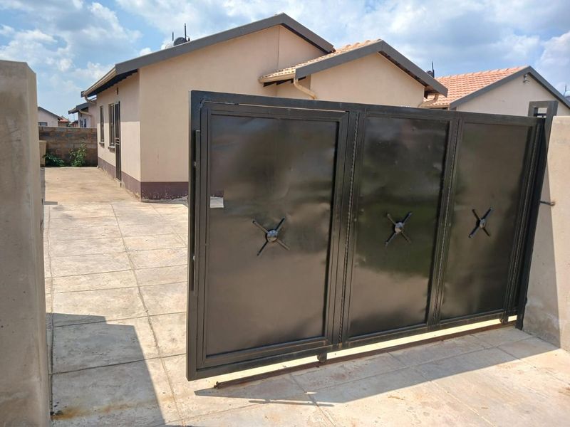 EXCLUSIVE | MODERN FAMILY HOME IN WINDMILL PARK – ACT FAST This is a rare opportunity to own a well-positioned, modern home in the sought-after suburb - Photo 2