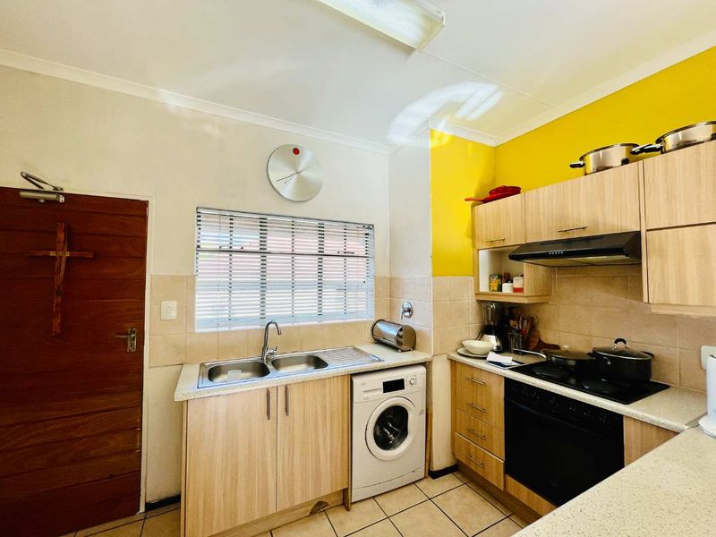 Prime Westdene Location: Secure, Stylish, and Central! - Photo 7