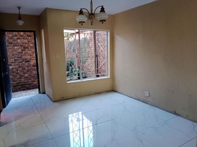 3 Bedroom Two Bathroom Townhouse To Let - Photo 7