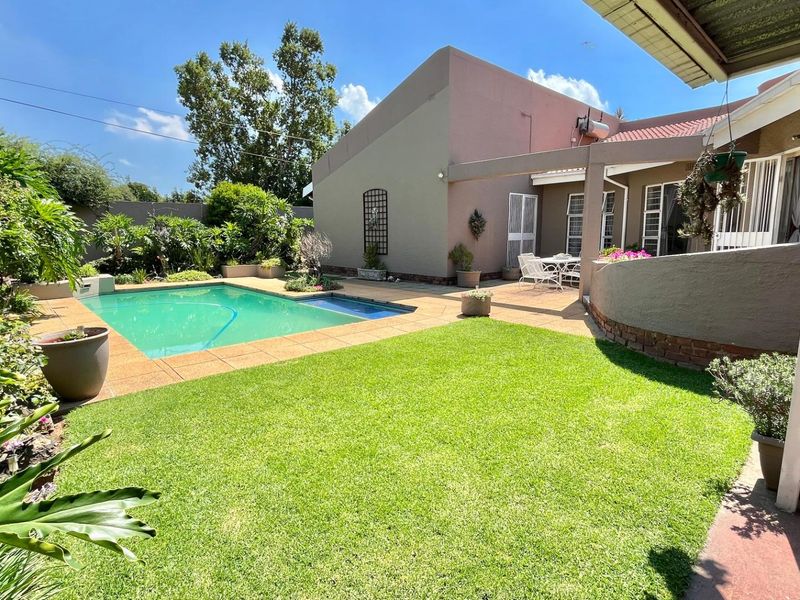Luxurious Living Awaits in Sunward Park Village! - Photo 4