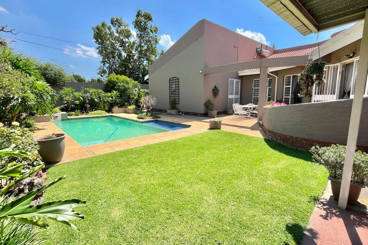 Luxurious Living Awaits in Sunward Park Village! - Photo 4