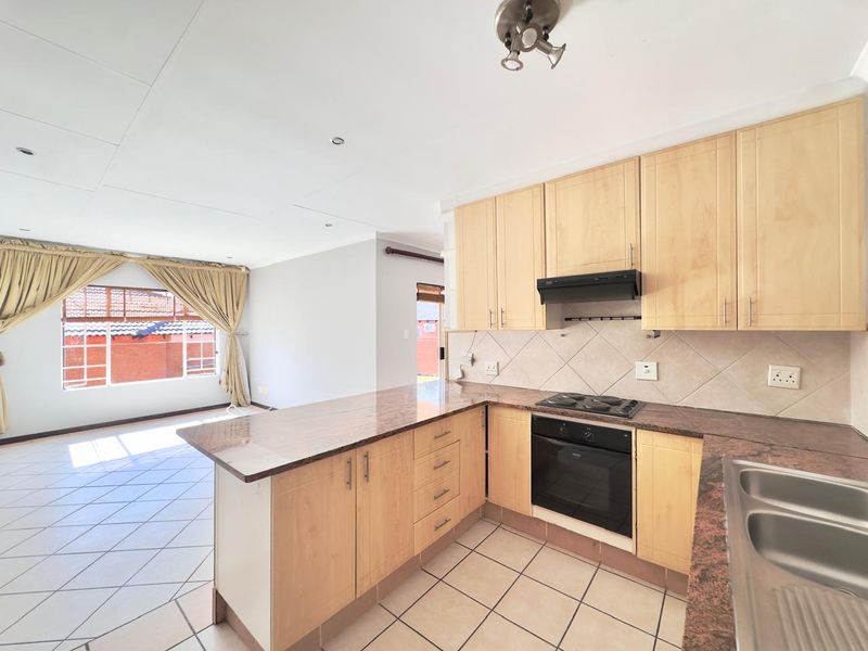 3 Bedroom Townhouse with Private Garden - Photo 3
