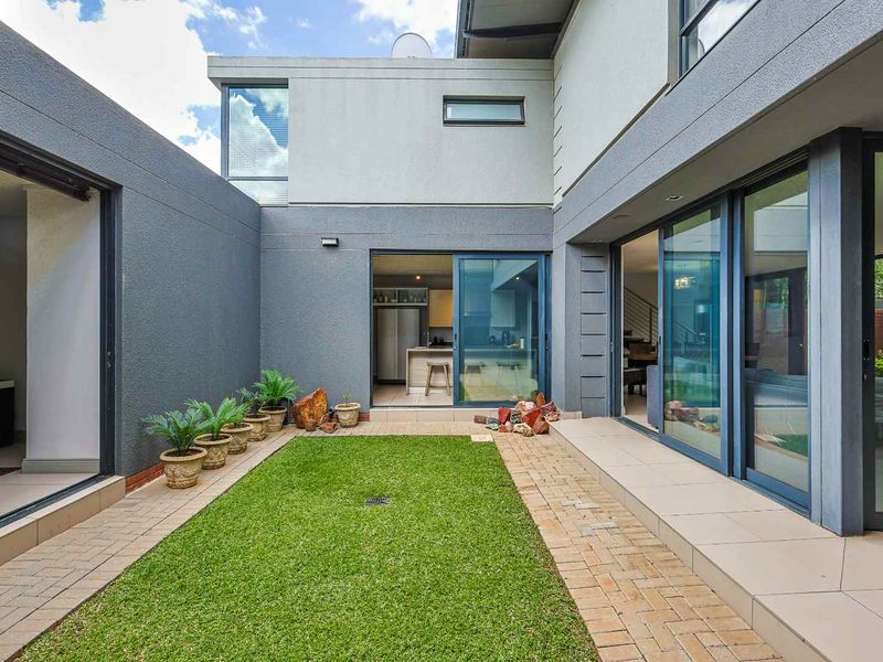 Contemporary Comfort in Waterkloof Ridge - Photo 3