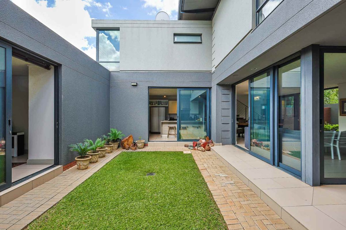 Contemporary Comfort in Waterkloof Ridge - Photo 3
