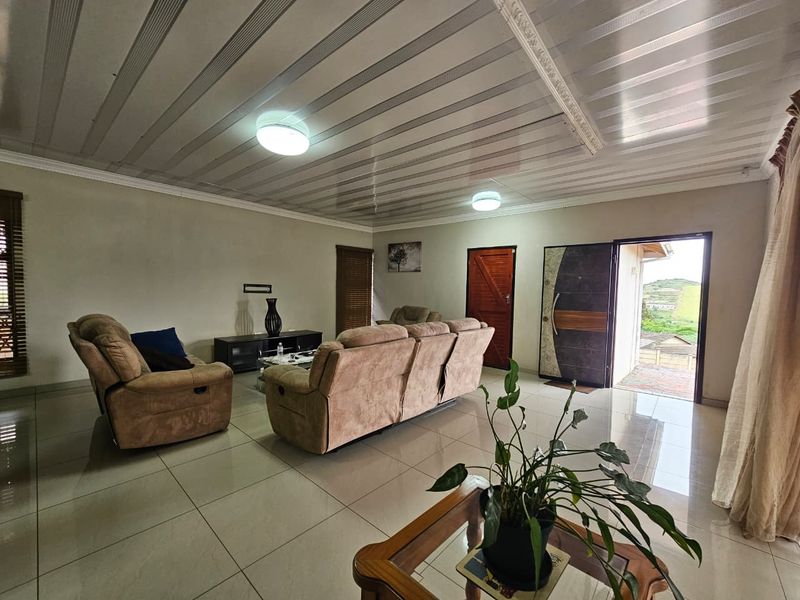 Welcoming Four Bedroom Family Home in Empangeni - Photo 8