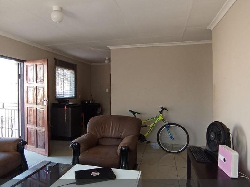 3 Bedroom.House In Clayville - Photo 5