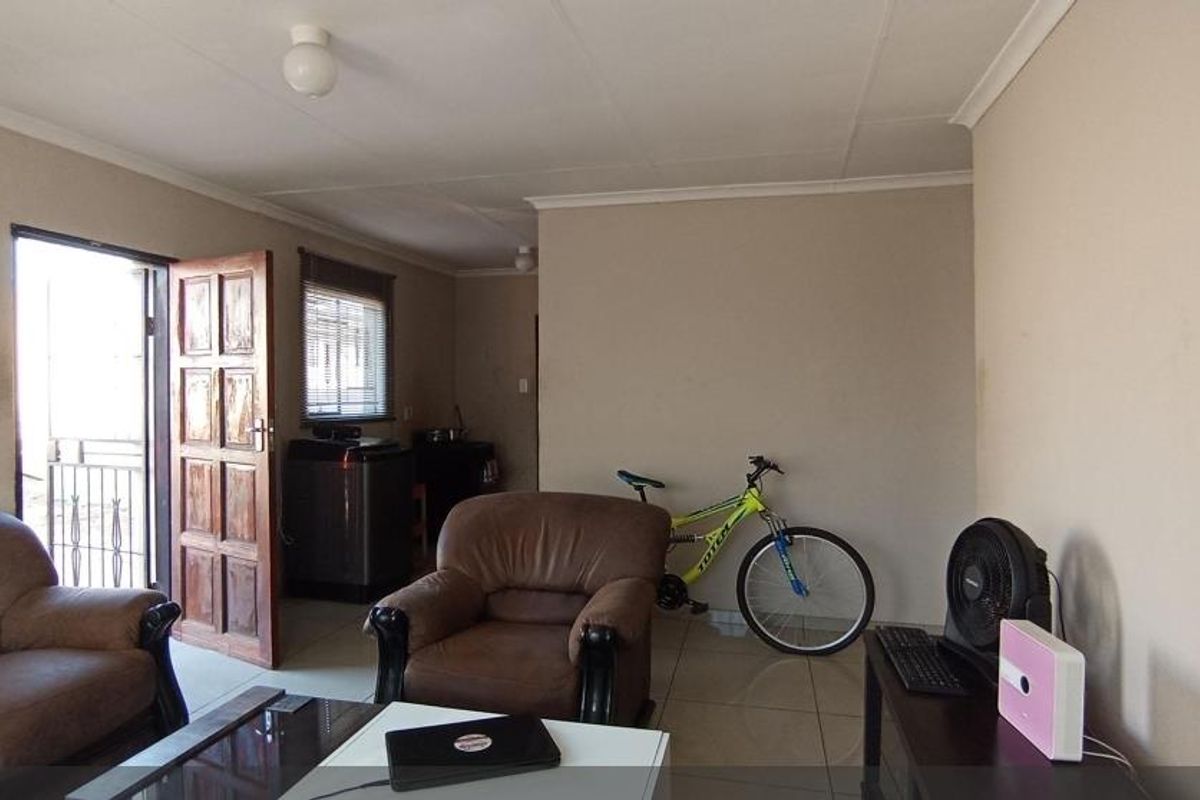 3 Bedroom.House In Clayville - Photo 5