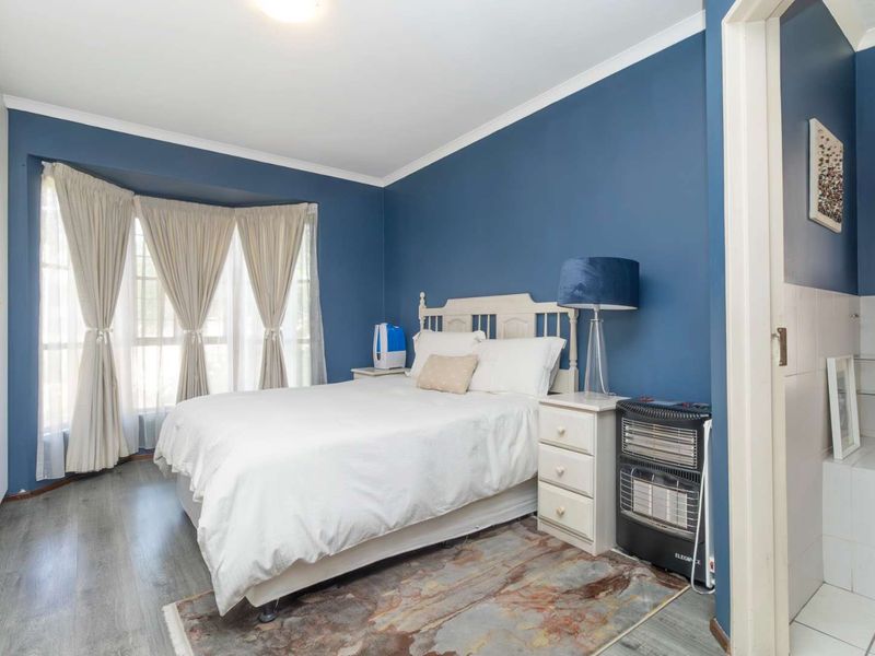 Executive upstairs Apartment - Photo 9