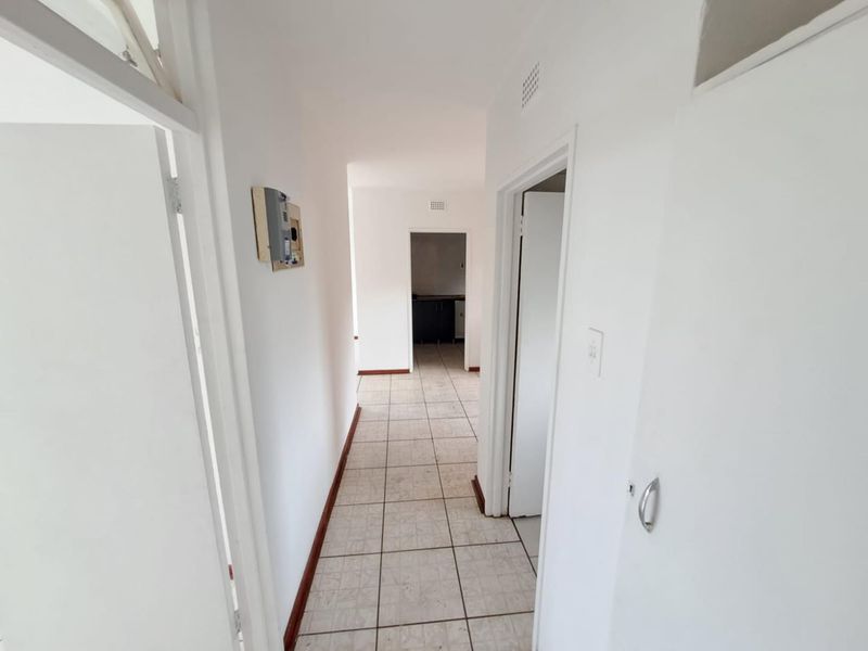 Charming 2-Bedroom Apartment in Empangeni's Fairview: Bright Living with Modernisation Potential - Photo 6