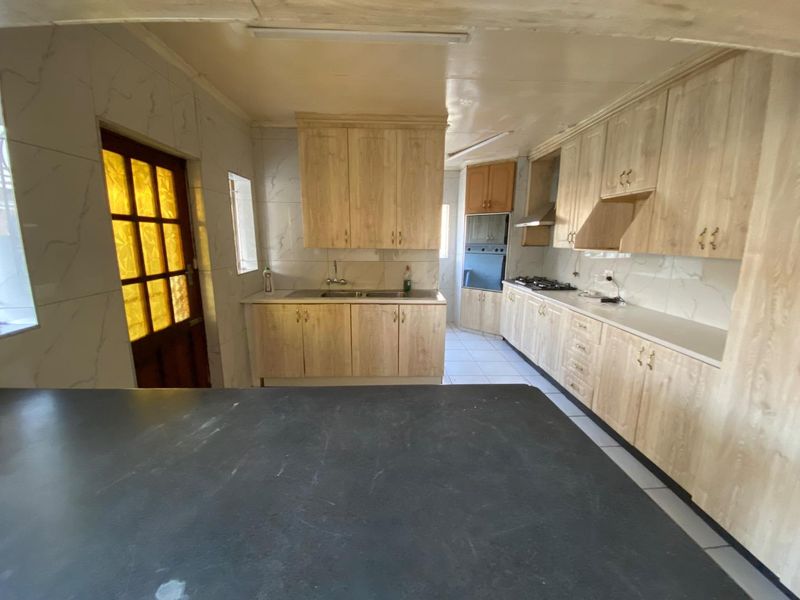 4 Bedroom House for rent - Photo 2