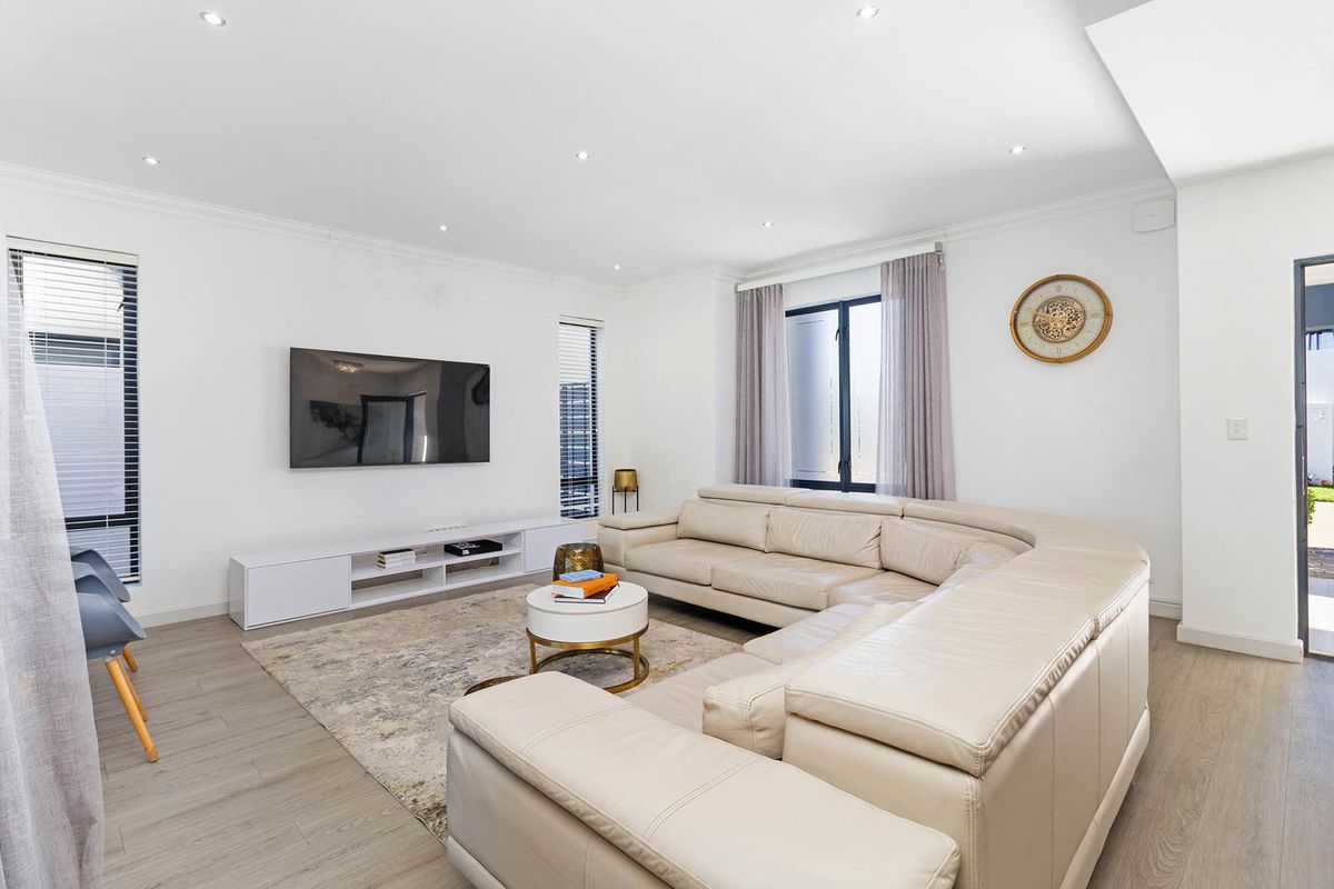 Spacious Family Living in Prestigious Sagewood Security Estate - Photo 2