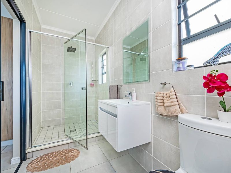 Ground-Floor 3 Bedroom Apartment in De Zicht Lifestyle Estate | Modern Living in a Secure Lifestyle Estate - Photo 10