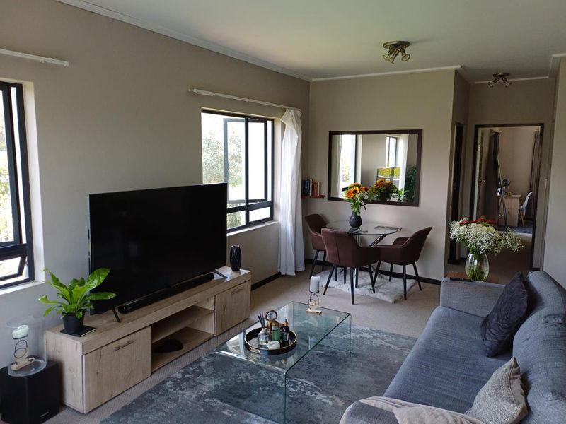 2 Bedroom 2 Bathroom modern 1st floor Apartment for sale in beautiful Golf Estate for R790 000 - Photo 6