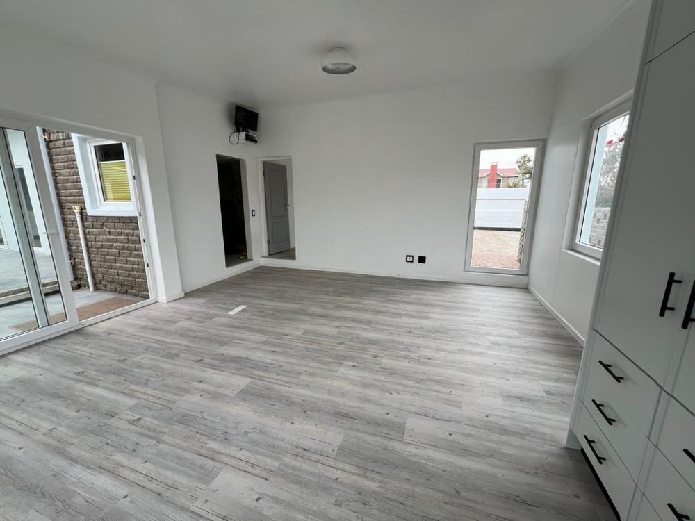 Second bedroom with en-suite bathroom