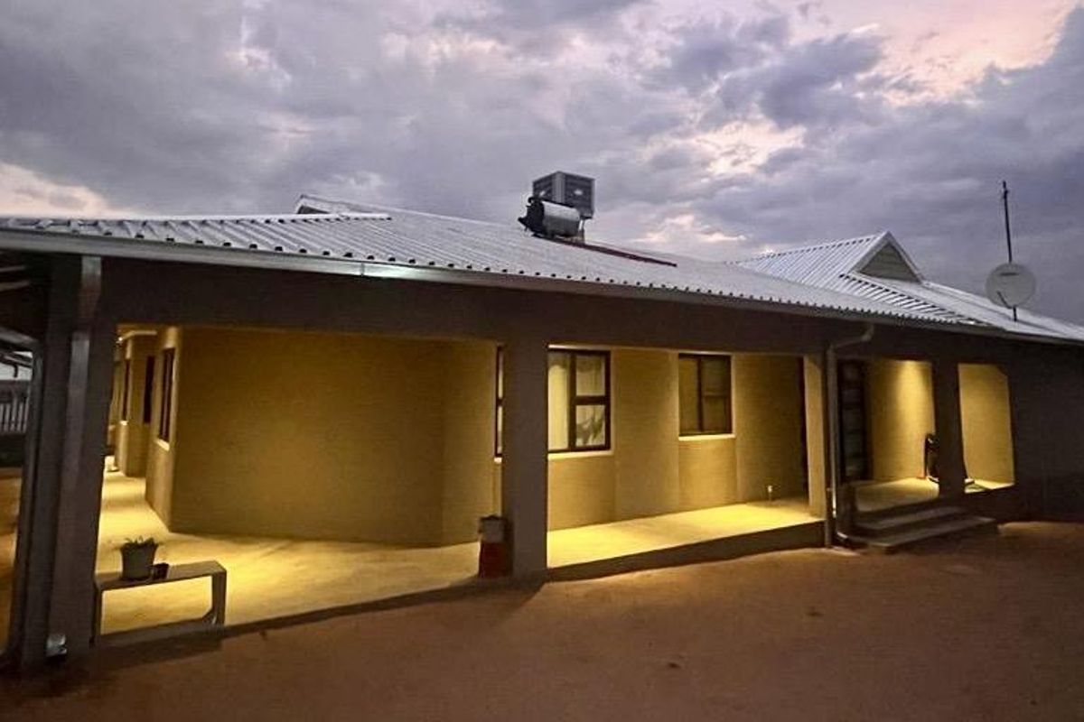 Spacious 5 Bedroom Home with Flat & 270° Wrap-Around Stoep for Sale in Veddersdal – N$1.9 Million - Photo 3