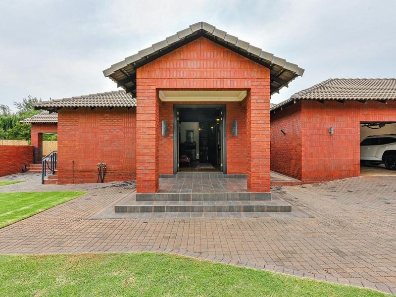 An Iconic Riverfront Estate Residence in Blue Water Creek, Zwavelpoort - Photo 7
