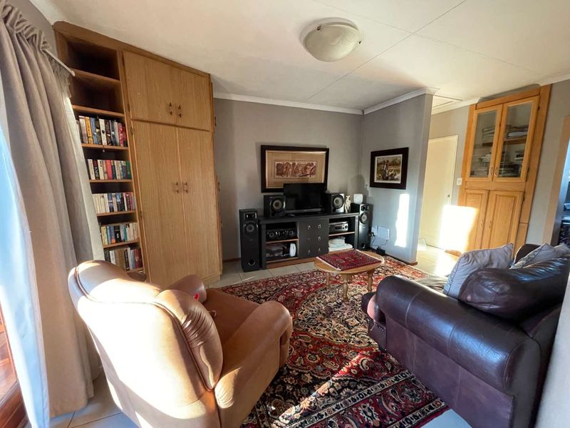 Warm, engaging family home in Northern Suburbs. - Photo 3