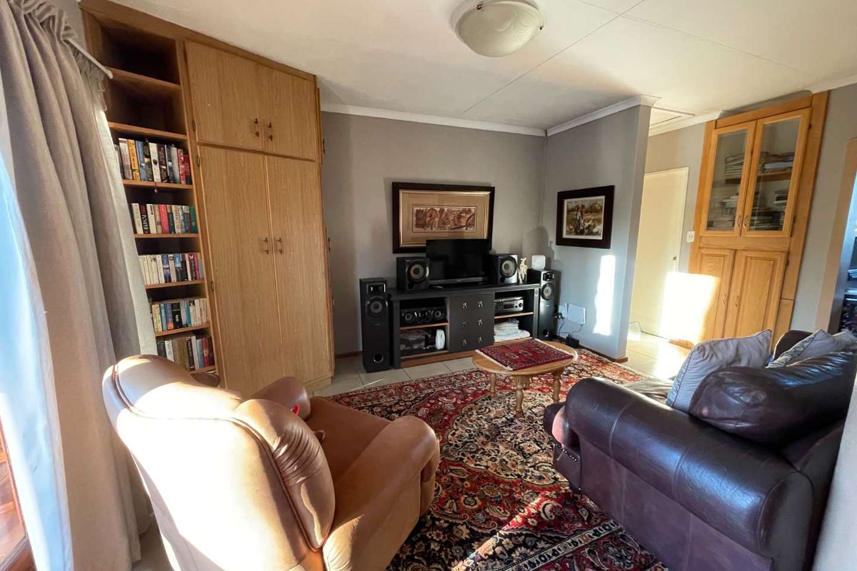 Warm, engaging family home in Northern Suburbs. - Photo 3