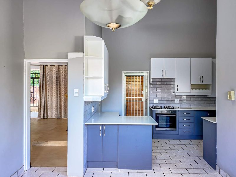 "Dive Into Comfort: Stunning Poolside Sanctuary with Granny Flat!" - Photo 7