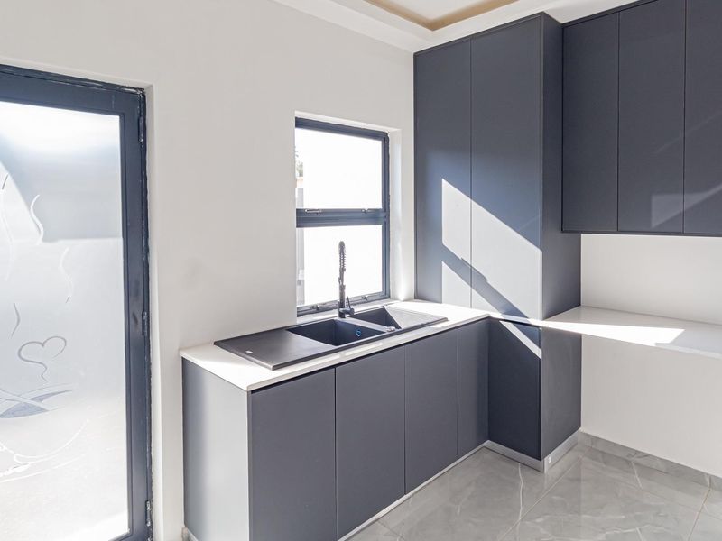 Stunning Newly Built 5-Bedroom Dream Home with Modern Luxury and Space. - Photo 5