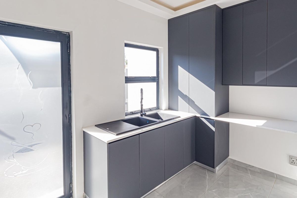 Stunning Newly Built 5-Bedroom Dream Home with Modern Luxury and Space. - Photo 5