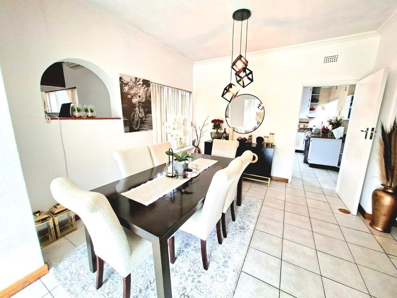 Stunning 4 Bedroom family home in Weltevredenpark - Photo 8