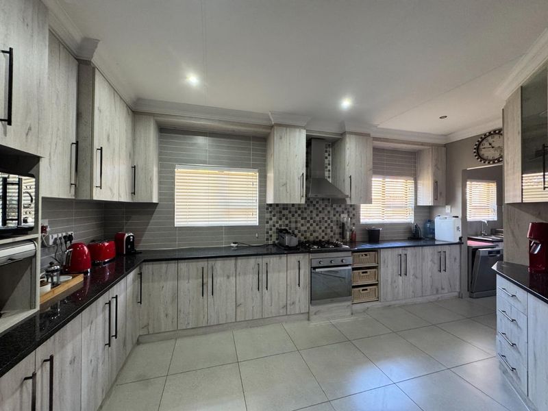 Charming Family Home in the Heart of Hillcrest, Kimberley - Photo 10