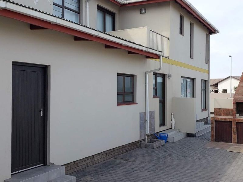 Excellent location close to beach and all amenities - Photo 3