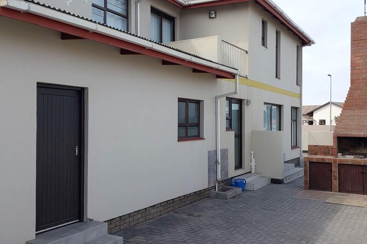 Excellent location close to beach and all amenities - Photo 3