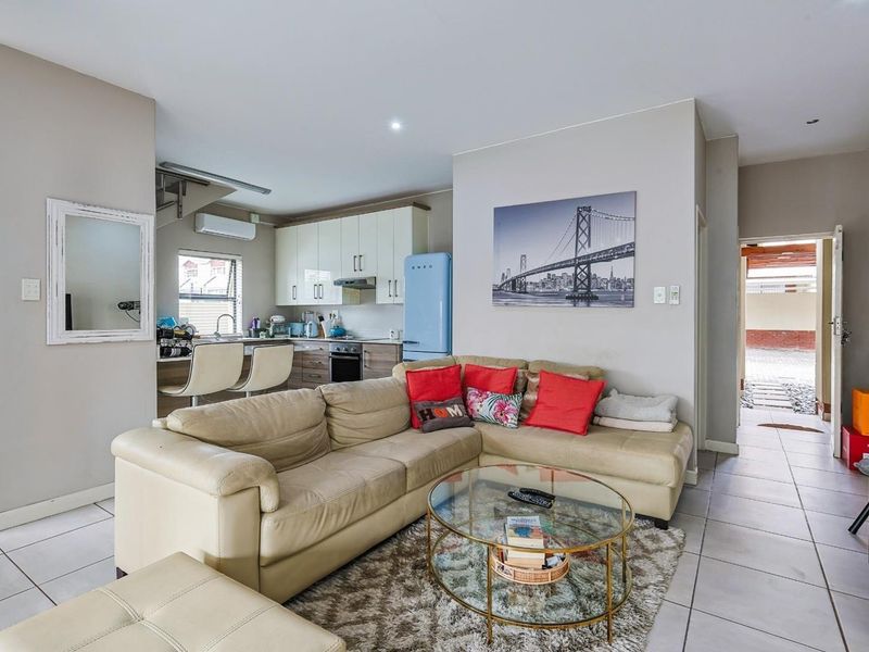 Sleek Modernity Meets Effortless Living - Photo 4