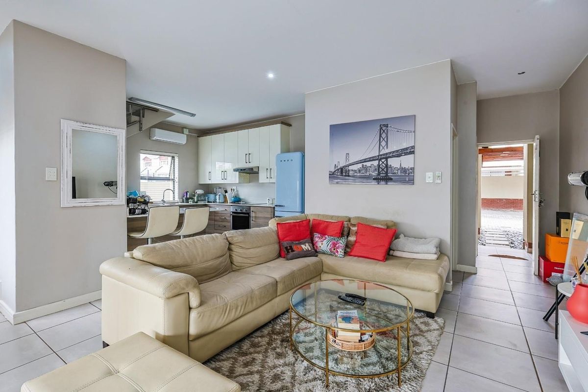 Sleek Modernity Meets Effortless Living - Photo 4