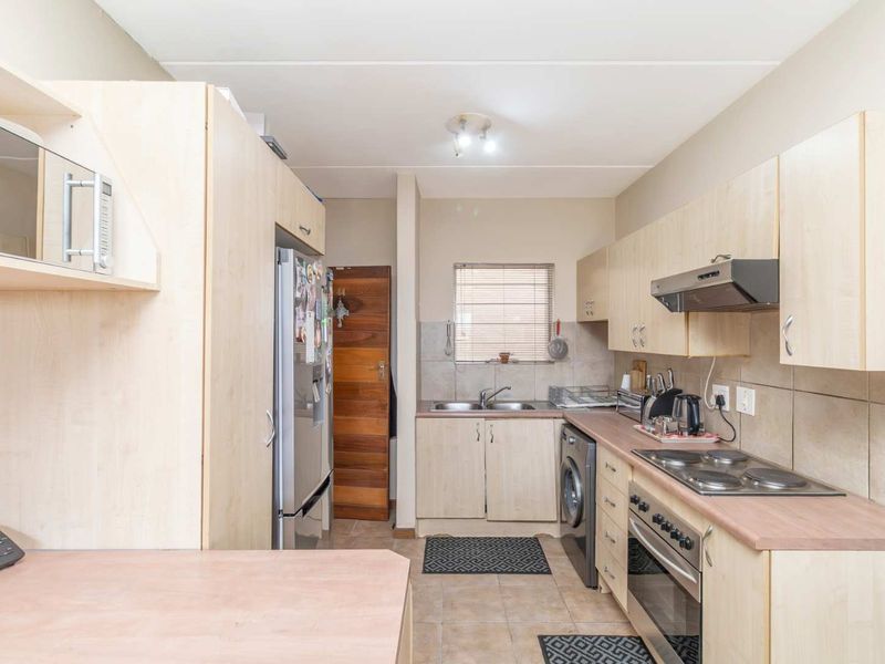 **Charming Ground Floor Unit for Rent in Sundowner**lovely 2 bedroom 2 bathroom ground floor unit. - Photo 5