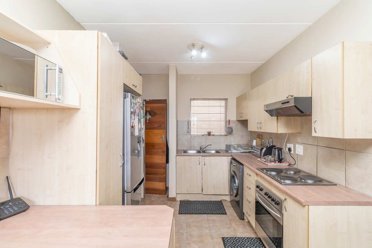 **Charming Ground Floor Unit for Rent in Sundowner**lovely 2 bedroom 2 bathroom ground floor unit. - Photo 5