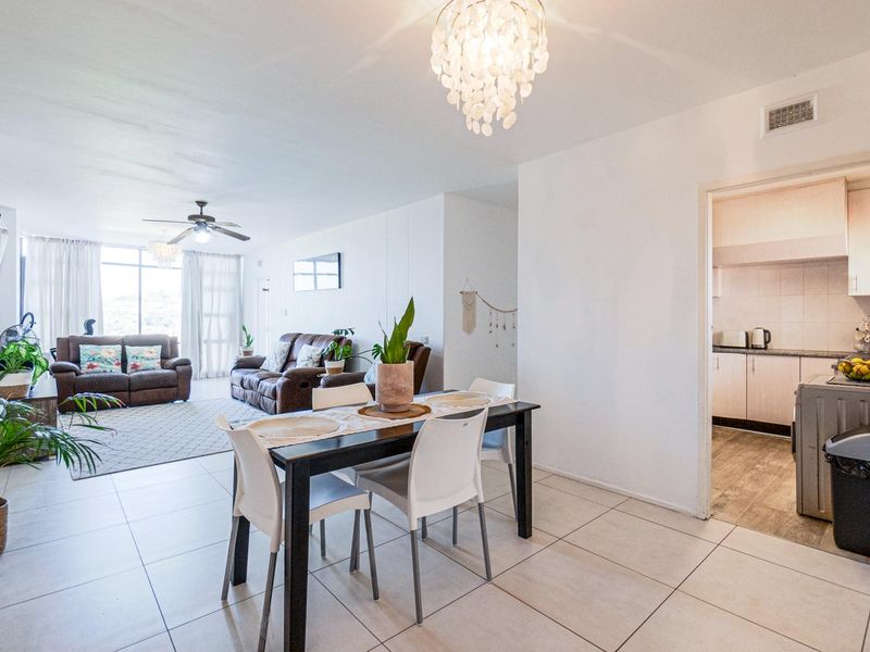 Sunlit apartment with ample space - Photo 2