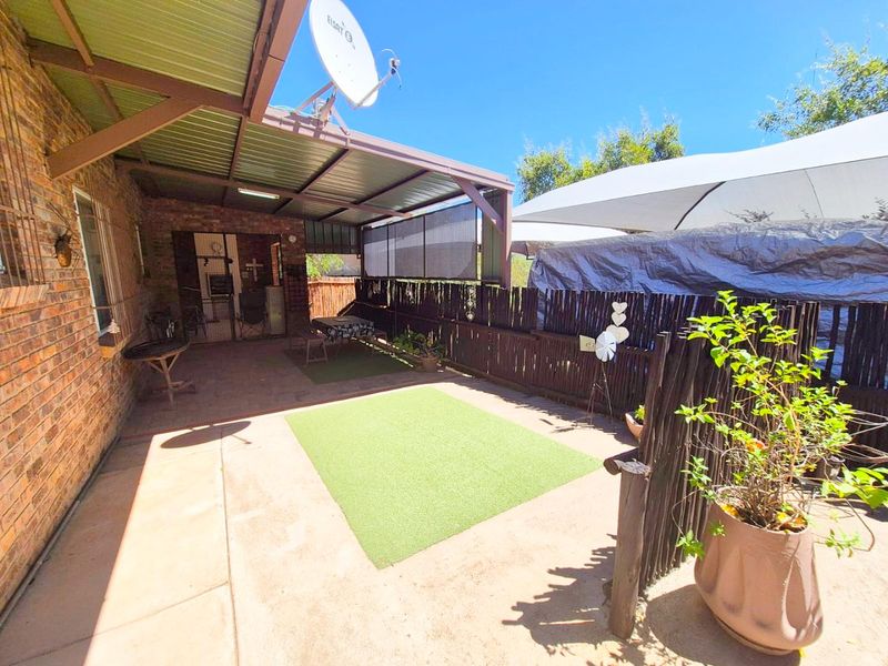 Pristine Modern Retreat in the Heart of the Bushveld - Photo 2