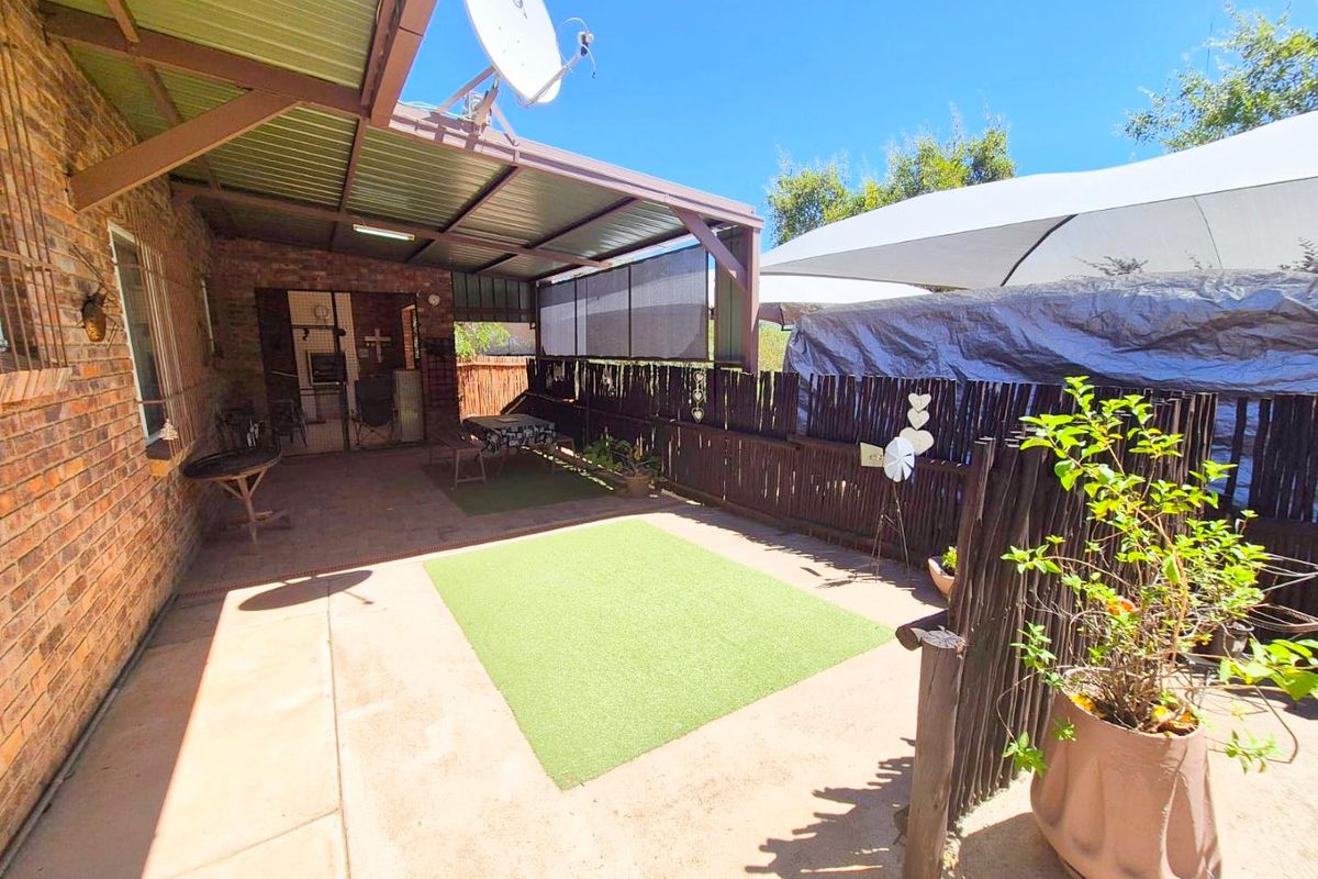 Pristine Modern Retreat in the Heart of the Bushveld - Photo 2