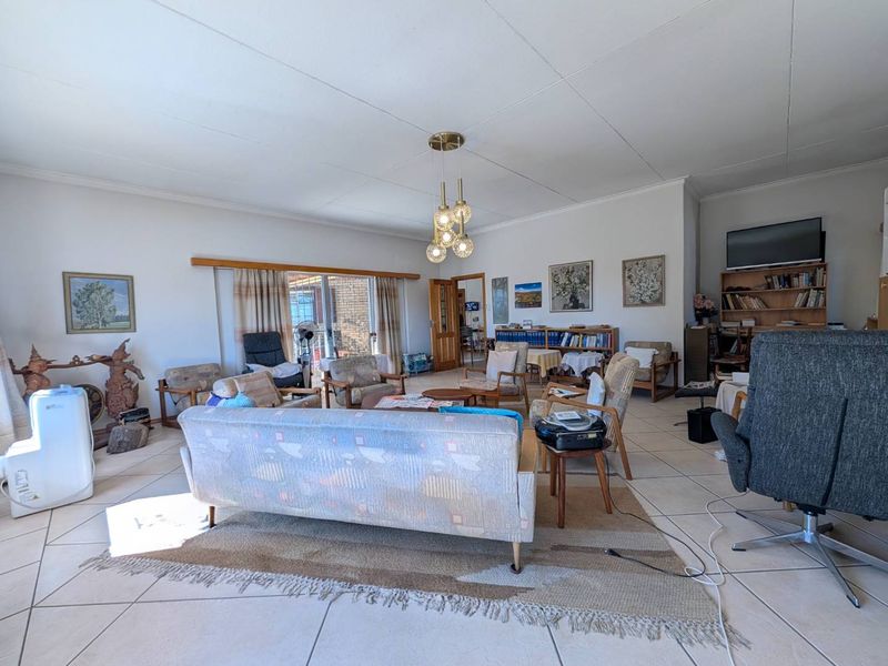 Double-storey 4 Bedroom house for sale in Klein Windhoek - Photo 6