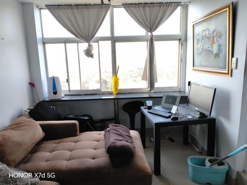 1-bedroom modern unit - Photo 5