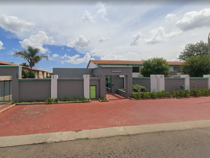 Spacious Upstairs Unit, Security and Location in Camelia Gardens - Photo 1