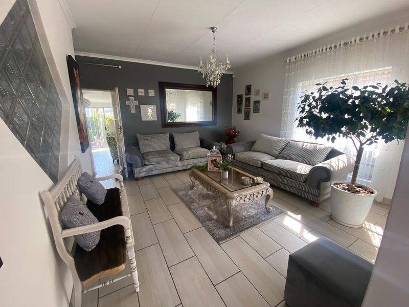 Three Bedroom House for Sale - Photo 3