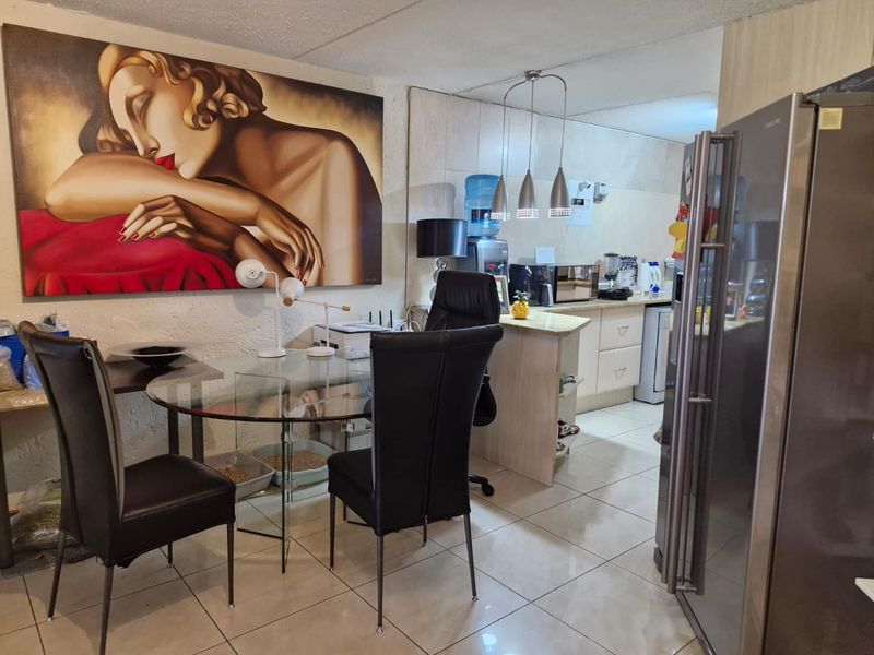 Renovated Two Bedroom Apartment - Photo 4