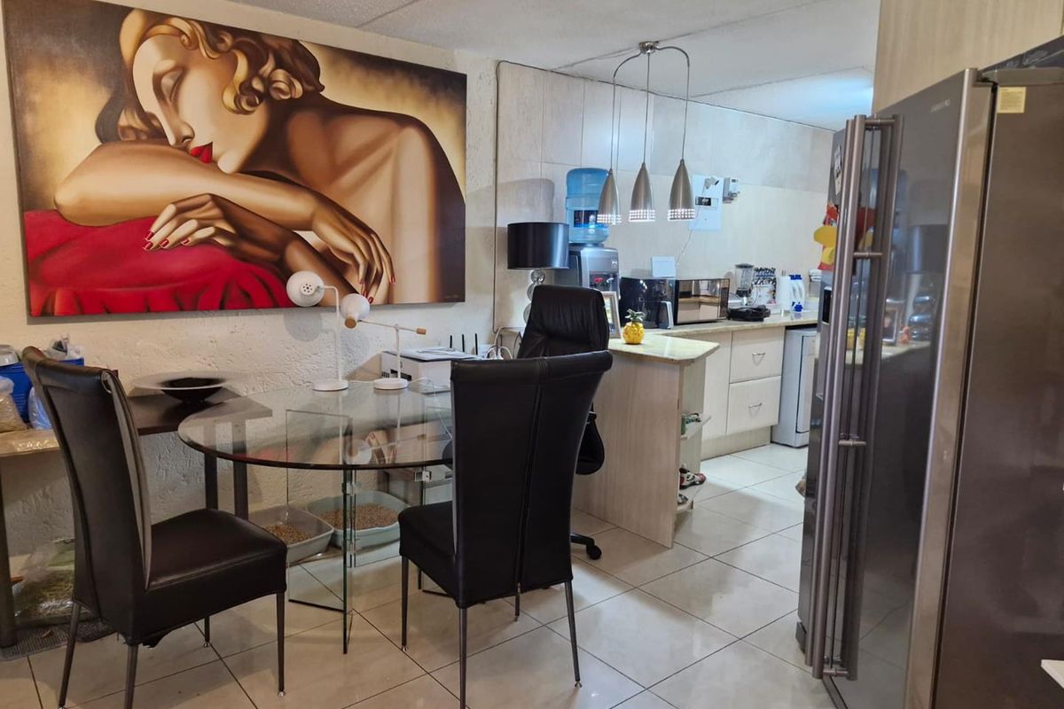 Renovated Two Bedroom Apartment - Photo 4