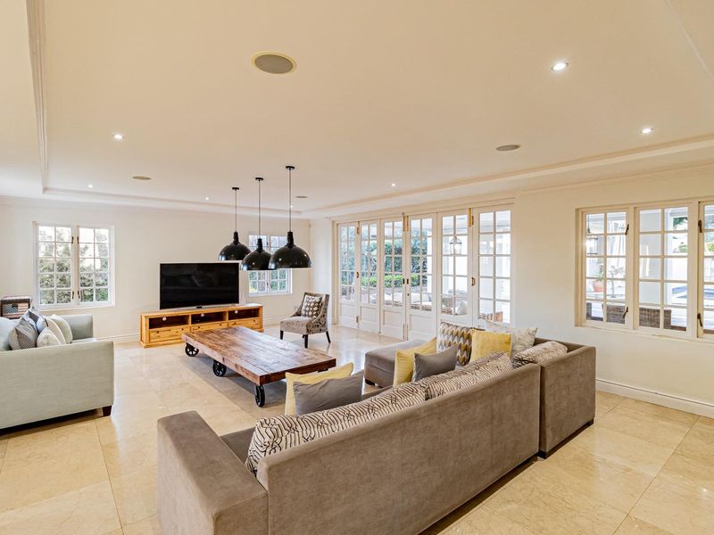 Elegant 5-Bedroom Residence Perfect for Comfort & Style - Photo 5