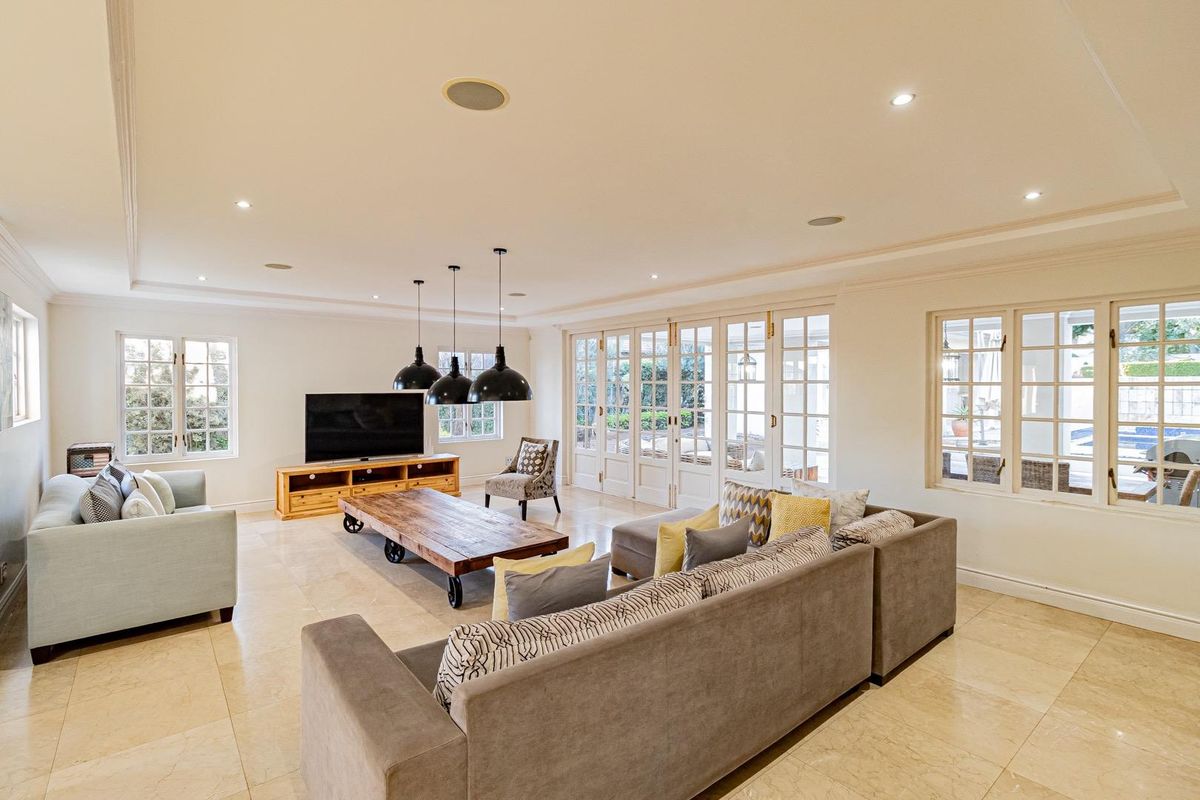 Elegant 5-Bedroom Residence Perfect for Comfort & Style - Photo 5