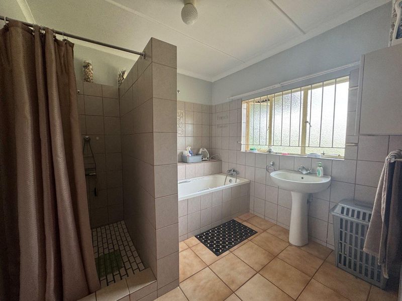 WATER-RICH SMALLHOLDING WITH DEVELOPMENT POTENTIAL NEAR HARTBEESPOORT DAM - Photo 4