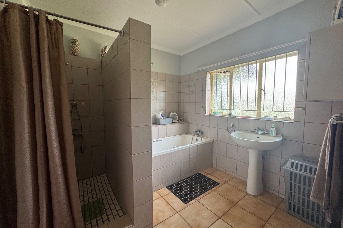 WATER-RICH SMALLHOLDING WITH DEVELOPMENT POTENTIAL NEAR HARTBEESPOORT DAM - Photo 4