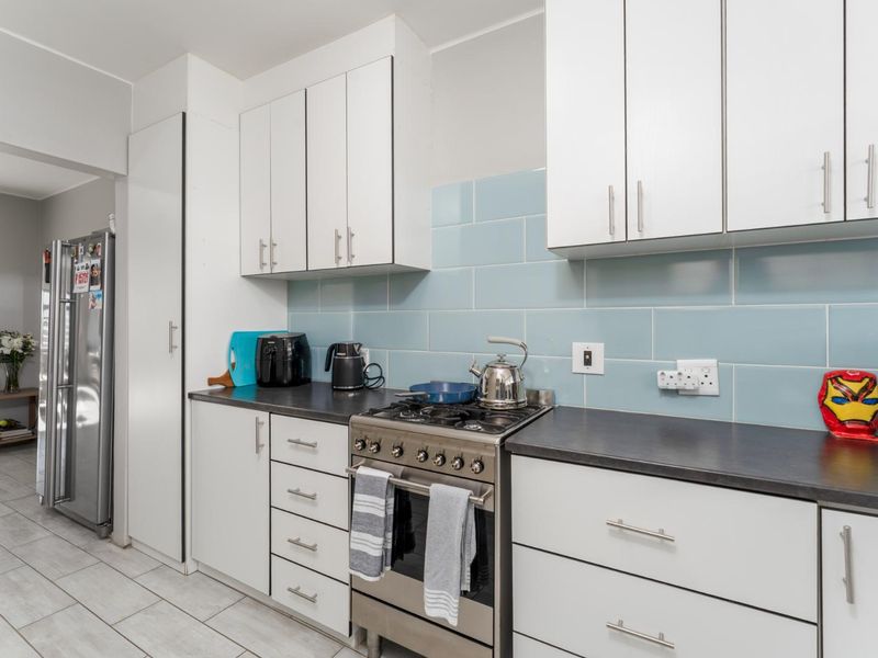 Spacious Two-Bedroom Apartment with Sea Views in Sought-After Highgate Complex - Photo 10