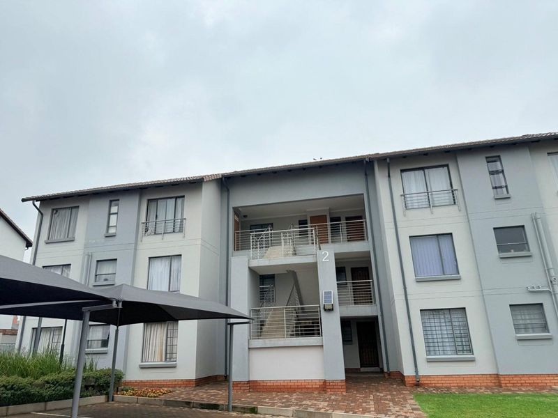 Elegant Living: 3-Bedroom Oasis in Octave Complex - Photo 2