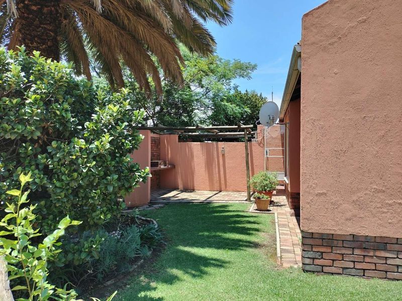 Discover Tranquil Living in Alan Manor's Renovated Gem!" - Photo 2